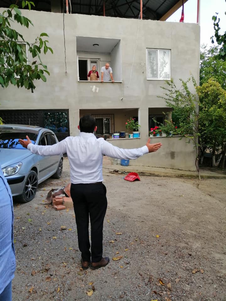 BAKIR, KOLLARINI SIVADI SAHAYA İNDİ BAKIR, KOLLARINI SIVADI SAHAYA İNDİ