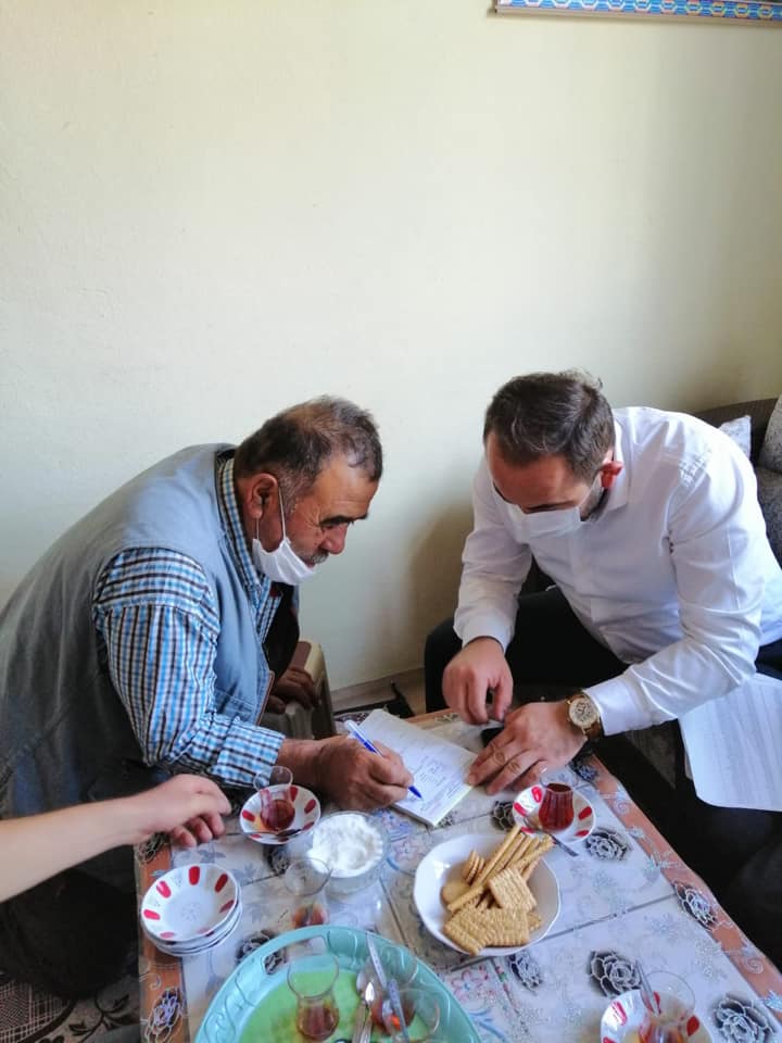 BAKIR, KOLLARINI SIVADI SAHAYA İNDİ BAKIR, KOLLARINI SIVADI SAHAYA İNDİ