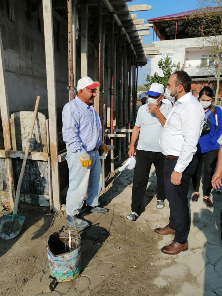BAKIR, KOLLARINI SIVADI SAHAYA İNDİ BAKIR, KOLLARINI SIVADI SAHAYA İNDİ