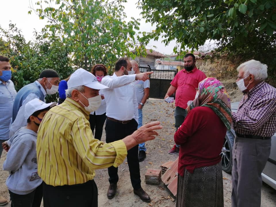 BAKIR, KOLLARINI SIVADI SAHAYA İNDİ BAKIR, KOLLARINI SIVADI SAHAYA İNDİ