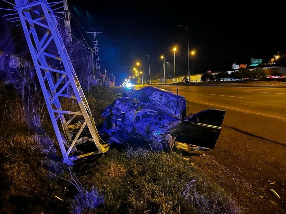 Kavak'ta otomobil direğe çarptı: 1 yaralı