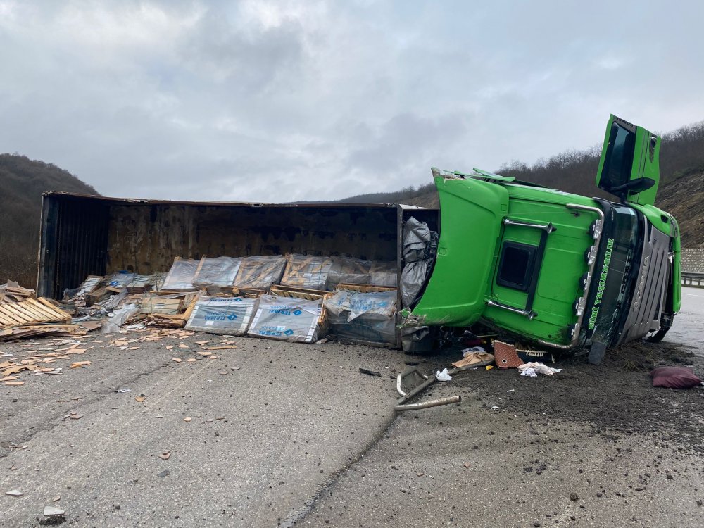 KAVAK'TA TIR DEVRİLDİ 1 YARALI