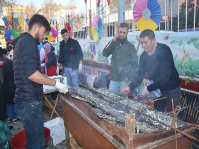 1 saatte 500 kilo hamsi tüketildi
