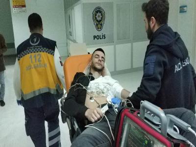 Yol ortasında bıçaklandı
