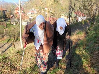 İkiz kalan nineler 89 yaşında
