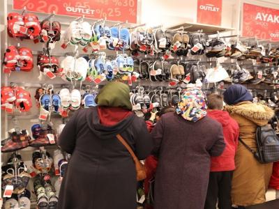 İsmi açıklanmayan hayırseverden 100 çocuğa kışlık kıyafet
