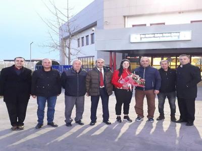 Şampiyon Esma Alper çiçeklerle karşılandı