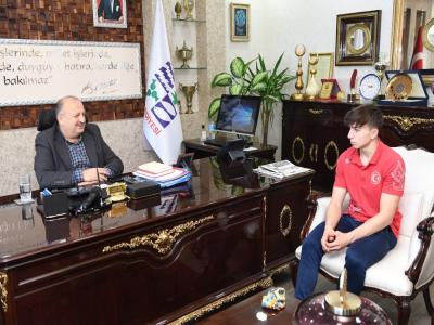 Başkan Tavlı, başarılı sporcuyu ödüllendirdi
