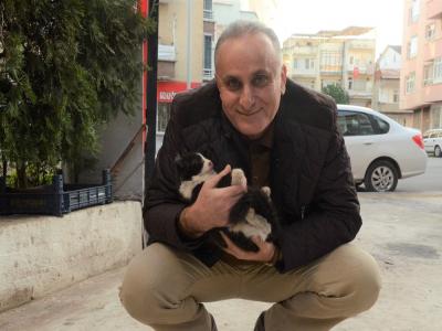 Bu iş yerinin kapısı 15 yıldır sokak kedilerine açık
