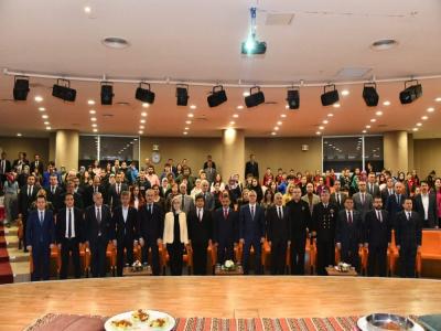 Vali Kaymak ve Tanju Çolak özel öğrencilerle halay çekti
