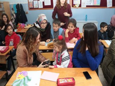Üniversiteli kızlardan yürek ısıtan davranış
