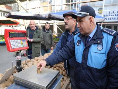Halk pazarlarında etiket ve terazi denetimi
