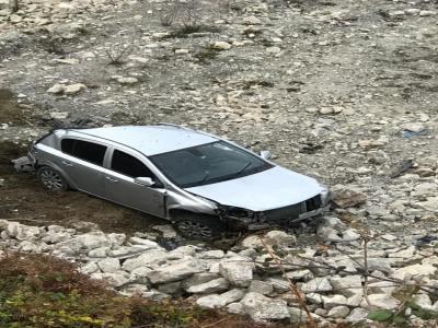 Türkeli’de otomobil şarampole uçtu: 2 yaralı
