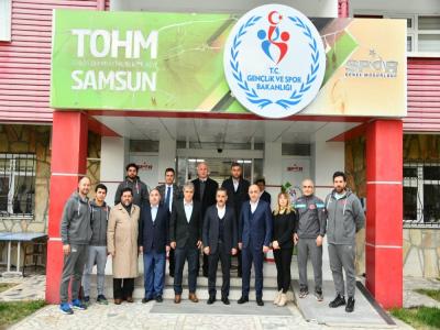 Vali Kaymak milli sporcularla sabah namazında
