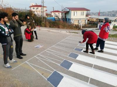 Gençlerden üç boyutlu yaya geçidi