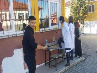 Okul idareciler ve öğretmenler tarafından boyandı
