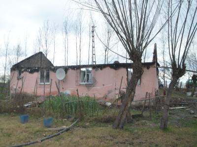 Evi yanan yaşlı kadın çadırda yaşam mücadelesi veriyor
