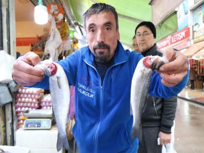 Maaşını alan emekliler balıkçılara koştu
