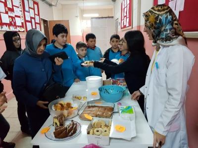 Sokak canlarına mama almak için kermes
