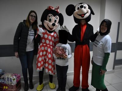 Hemşire adayları yeni yılda çocukları sevindirdi
