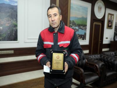 Sokakta bulduğu çantayı sahibine ulaştıran temizlik görevlisi ödüllendirildi

