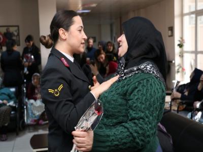 Jandarmadan en “huzurlu” yılbaşı ziyareti
