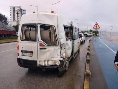 Kamyonet servis minibüsüne arkadan çarptı: 4 yaralı
