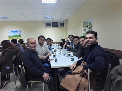 Sınavlara hazırlanan öğrencilere ders dekandan, çay ve simitler fakülteden
