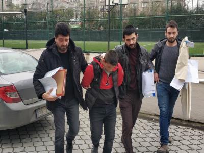 Tüfekle ateş açınca kendisine müdahale eden bekçilere saldırdı
