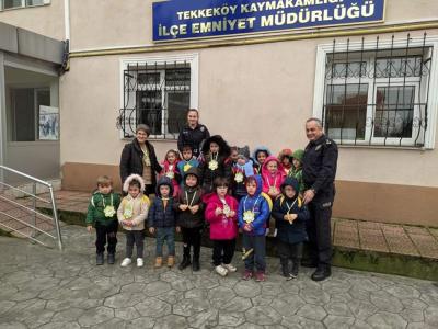 Polis müdüründen alkışlanacak hareket
