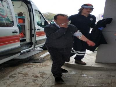Amcasını bıçakladı
