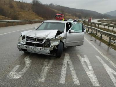 Samsun’da otomobil bariyerlere çarptı: 4 yaralı
