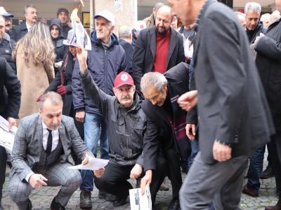 Memurlar bordro yakıp ısındı
