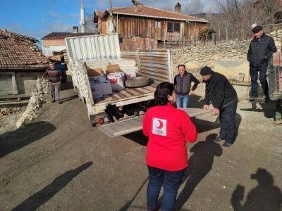 Türk Kızılayı’ndan evi yanan aileye yardım
