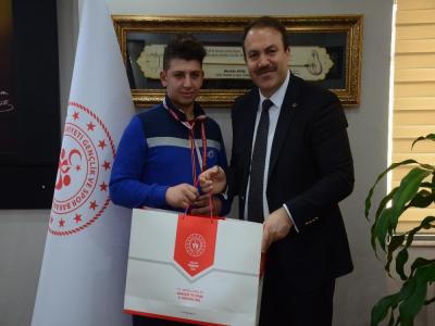 Türkiye 3’üncüsü olan 2 boksör ödüllendirildi
