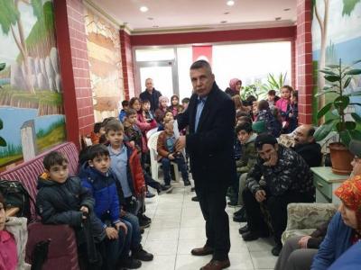 Miniklerden görme engellilere beyaz baston
