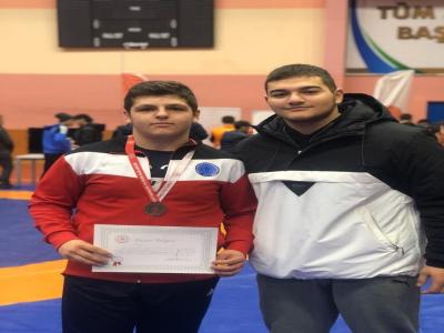 İlkadımlı güreşçiler dereceyle döndü

