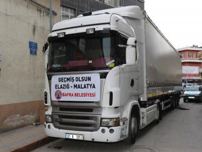 Bafra’dan yardım tırları dualarla yola çıktı
