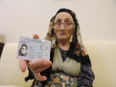 Hayata Nazire yapıyor
