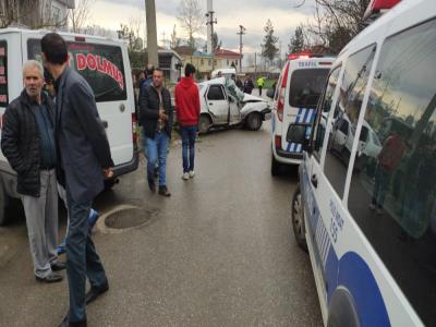 Otomobil direğe çarptı: 1 yaralı
