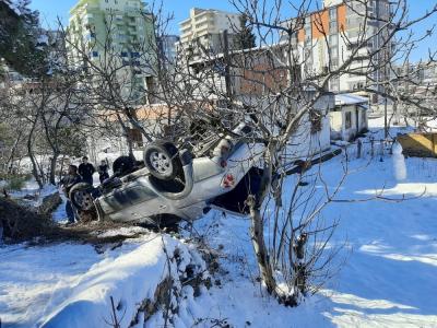 Kamyonet buzda kaydı: 1 yaralı