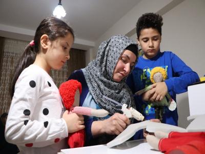 Yaptığı kuklalar çocukları okula bağlıyor
