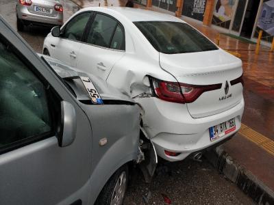 Park halindeki otomobile çarptı: 1 yaralı