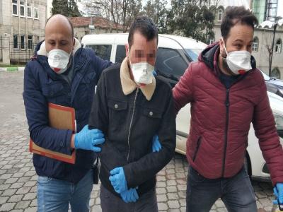 Polis, şüphelileri adliyeye maskeyle sevk ediyor