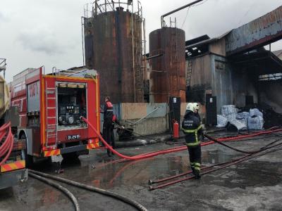 Samsun’da lastik ayakkabı fabrikasında yangın çıktı, 3 kişi hastanelik oldu
