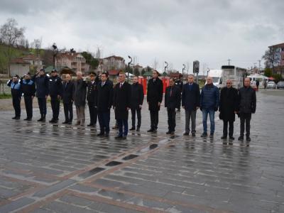 Alaçam’da çelenk sunma töreni
