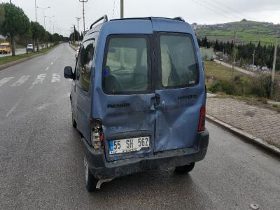 Kırmızı ışıkta bekleyen araca çarpan sürücü ölümden döndü
