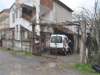 Park halindeki araç kurşunlandı
