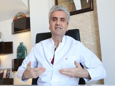 Dr. Hayati Akbaş: 'Büyük göğüsler ciddi sağlık sorunlarına yol açar'
