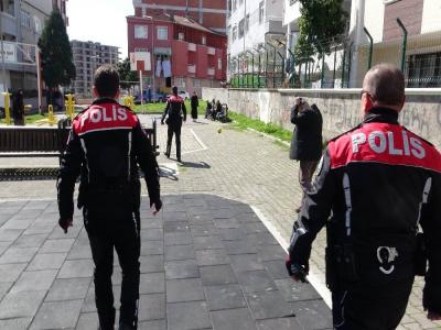 Samsun’da polis sokağa çıkması yasak olan 65 yaş üstü vatandaşları evine gönderdi
